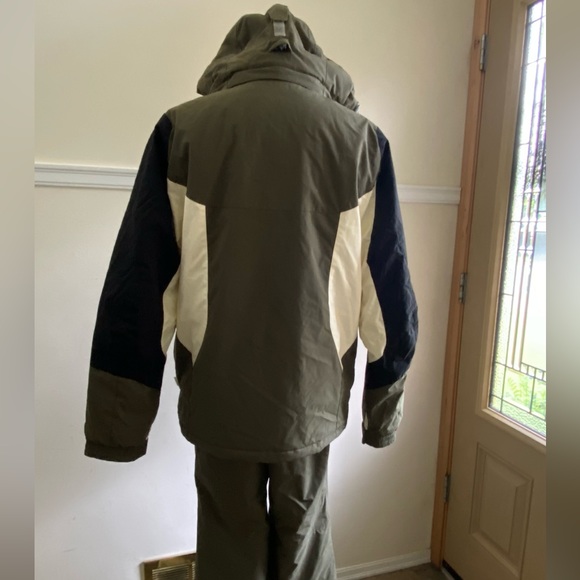 Snowboarding/Ski Suit (Jacket & Pants) - Picture 3 of 6